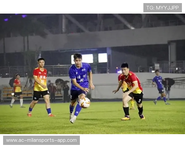 球队季前热身对阵级别较高对手以检验状态,足球职业队赛前热身